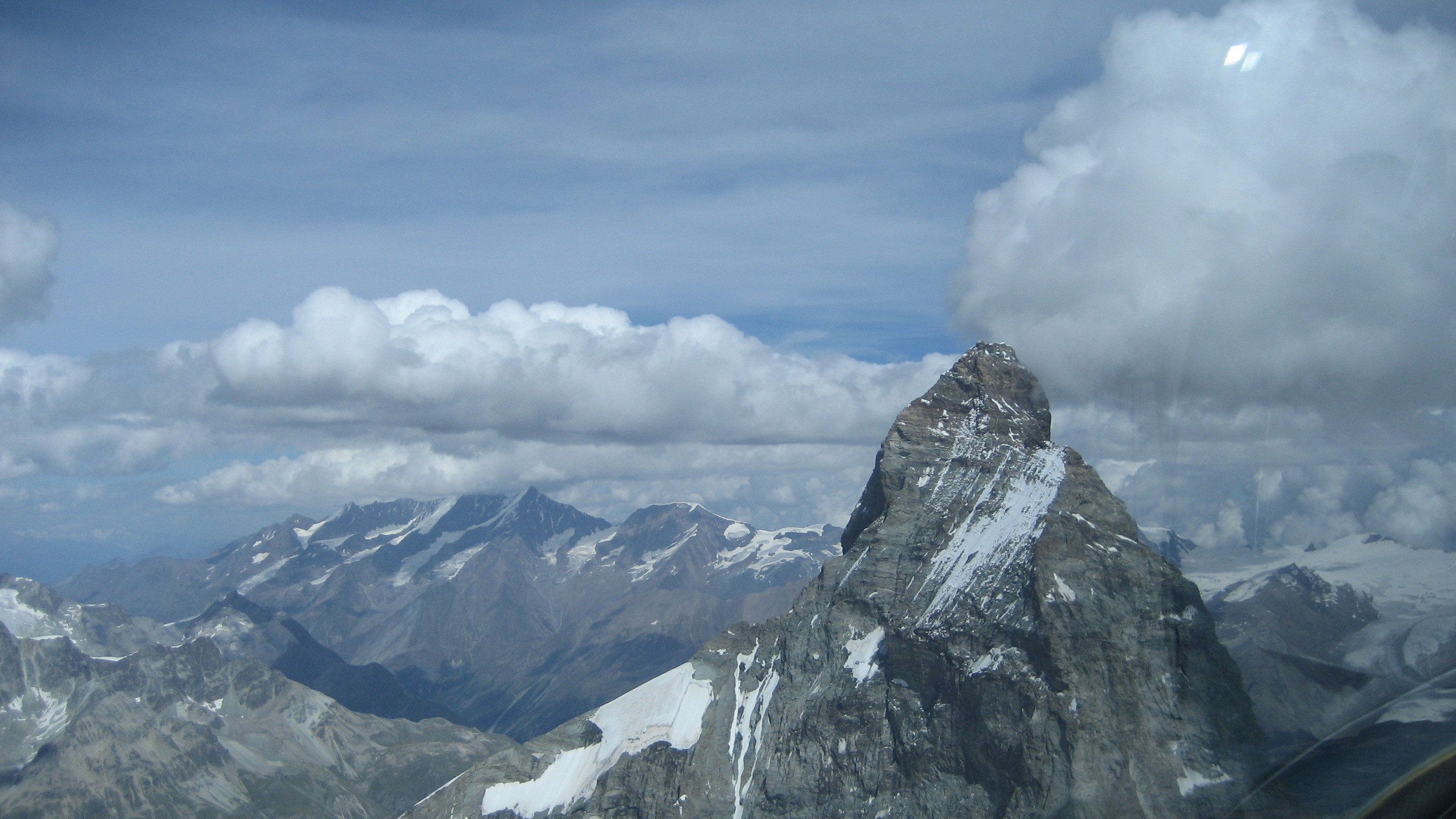 Das Matterhorn an einem fantastischen Flugtag!